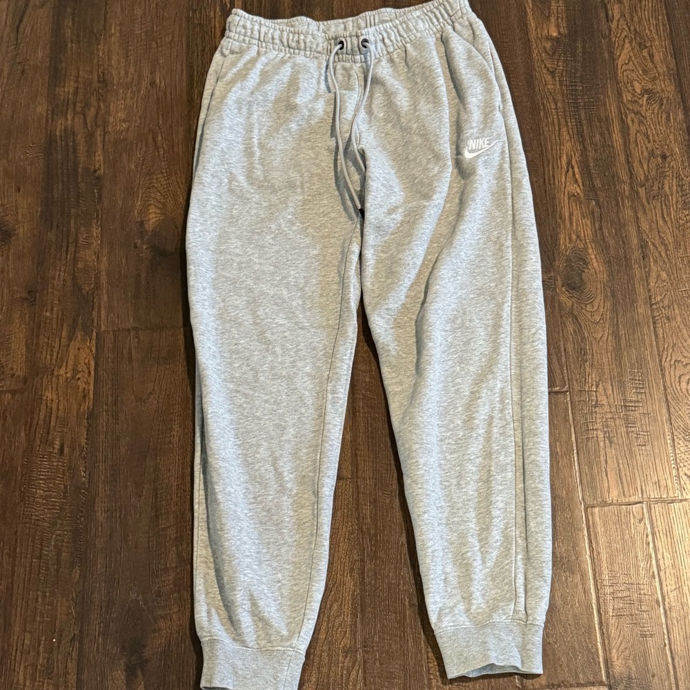 Nike women’s sweatpants size small